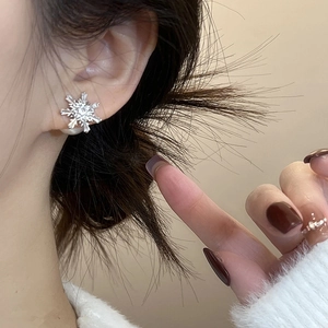 Pendientes de copo de nieve en plata S925 con circonitas y perlas con diseño invernal