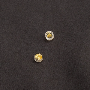 Detailansicht von Silikon- und vergoldeten Schmetterlings-Ohrringverschlüssen