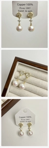 Detalle de pendientes de cobre con perlas y circonitas de diseño vintage francés