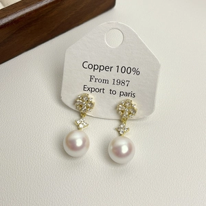 Elegantes pendientes de copo de nieve dorados con estrella de circón y perla blanca