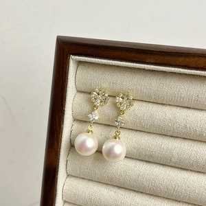 Elegantes pendientes de copo de nieve con perlas y circonitas en joyero