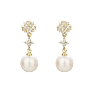 Elegantes pendientes de perla blanca y circonita de copo de nieve en fondo blanco