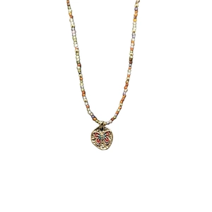 Kleurrijke kristallen kralenketting met gouden gehamerde vlinderhanger voor dames