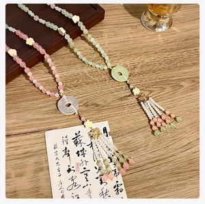 Dettaglio della collana Hanfu con perline, lunghe nappe e ciondoli in giada