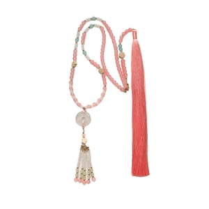 Elegante collana con perline in stile cinese con ciondolo in giada bianca e nappe di seta rosa