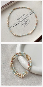 Detalle de collar de piedra Shoushan y perlas con un cierre magnético dorado