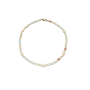 Collar de estilo bohemio con cuentas de piedra natural, perlas y detalles dorados