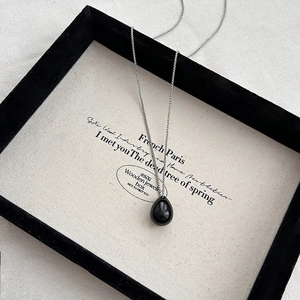 Collana minimalista in acciaio al titanio con ciondolo a goccia nero lucido