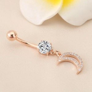 Roségoldener Bauchnabelpiercing mit glitzerndem Mondanhänger und Zirkoniasteinen