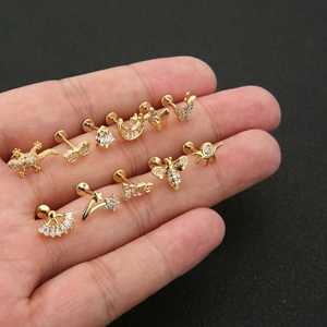 Collection de clous d'oreilles dorés avec abeille, lune et cœur sertis de zircone