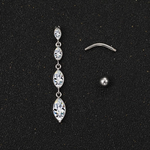 Piercing ombelico argento con strass taglio marquise pendenti su sfondo nero lucido