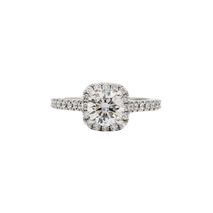Anello di fidanzamento halo classico color argento con moissanite centrale a taglio brillante