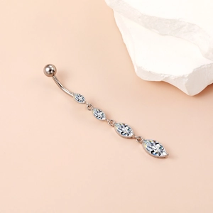 Dettaglio del piercing all'ombelico in argento con zirconi marquise e bordo finemente perlato