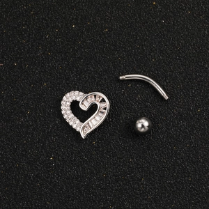 Piercing per ombelico a cuore argento con zirconi luccicanti su base testurizzata nera