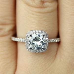 Anello moissanite classico con pietra centrale rotonda e fascia in argento pavé
