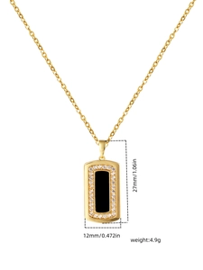 Detailansicht der Abmessungen der rechteckigen schwarzen Emaille-Halskette in Gold