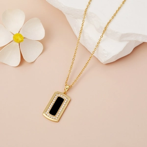 Elegante goldene Halskette mit quadratischem Anhänger, schwarzer Emaille und Zirkonia