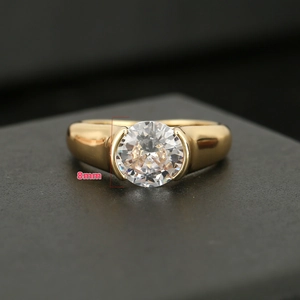 Elegante anello d'oro con zircone rotondo da 8mm scintillante su un piedistallo nero