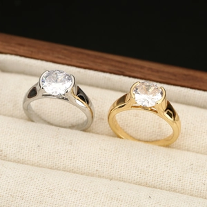 Eleganti anelli di fidanzamento in oro e argento con grandi zirconi rotondi