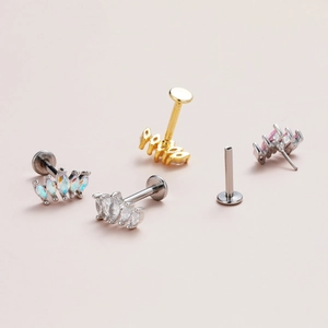 Piercing tragus a fiore minimalista con zirconi marquise in finiture oro e argento