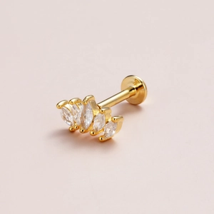 Piercing a fiore dorato con zirconi marquise per cartilagine e labbro