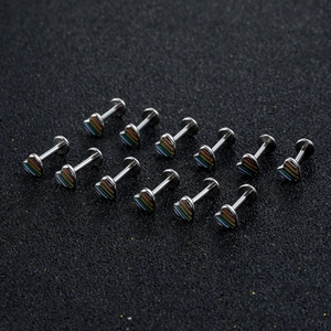 Set di 12 piercing labret a cuore con motivo a strisce arcobaleno colorate su metallo argento