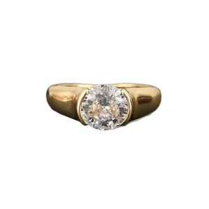 Elegante anello d'oro con un grande zircone taglio brillante e castone a semicerchio
