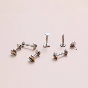 Piercing labret a cuore con strisce arcobaleno in acciaio inossidabile lucido per orecchio