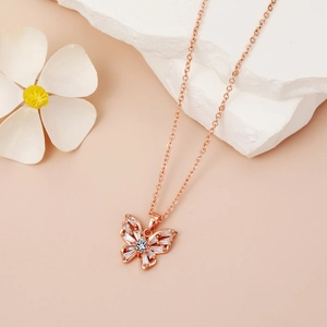 Elegante collana a farfalla in oro rosa con zircone blu e cristalli su catena sottile