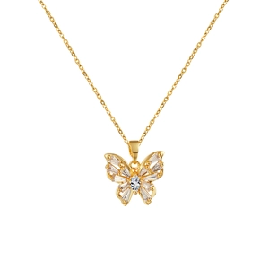 Elegante collana dorata con ciondolo a farfalla e pietre di zircone su sfondo bianco