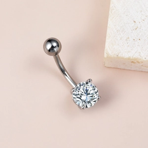 Gros plan d'un piercing d'ombilic en argent avec un grand zircon rond serti à griffes