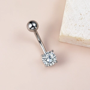 Piercing de nombril en argent poli avec zircone ronde sur un fond rose élégant