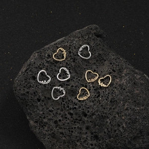 Macro di piercing a cuore argento e oro con incisione Love e linee del battito