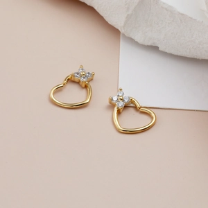 Elegant gold heart earrings with zircon flower detail for a minimalist jewelry style