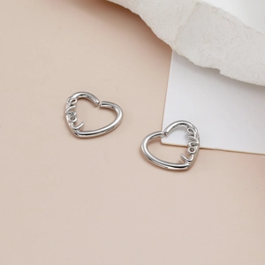 Orecchini a cuore in argento lucido con incisione Love su pietre bianche decor