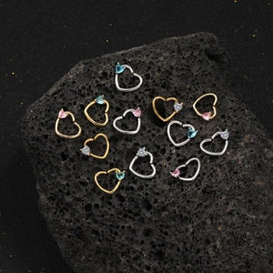Set di orecchini a cuore per cartilagine in oro e argento con zirconi multicolore