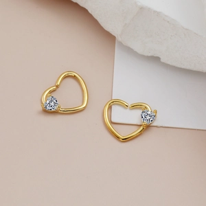 Gioiello per piercing a cuore dorato con pietra di zircone su base di marmo