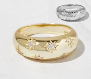 Makroansicht der Dome-Ring-Details in Gold und Silber mit sternförmig gefassten Zirkonia-Steinen