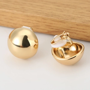 Orecchini a clip a sfera dorata con gommini in silicone per orecchie senza buco