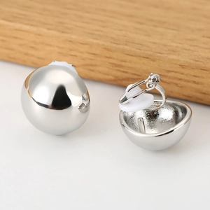 Dettaglio degli orecchini a clip a sfera in argento lucido con cuscinetti in silicone