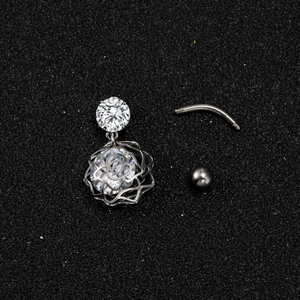 Detalle del piercing de ombligo plateado con rosa calada y cristales dobles brillantes