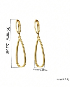 Détail de boucles d'oreilles ovales dorées avec dimensions de 39mm de hauteur et 8mm
