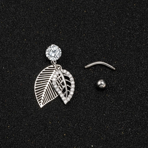 Vista macro detallada del piercing para el ombligo en plata con hojas y piedras de circón