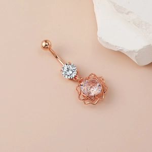Piercing de ombligo de flor en oro rosa con colgante de rosa hueca y circonitas