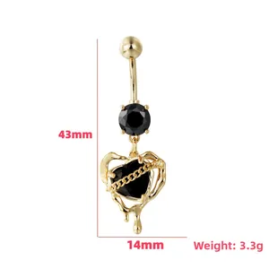 Detalle del piercing de ombligo dorado de 43mm con corazón negro y cadena punk