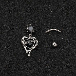 Vista macro de piercing de ombligo con corazón negro y diseño de metal líquido estilo gótico