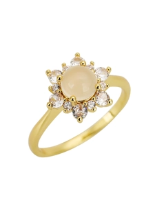 Detailansicht eines goldenen Blumenrings mit Opal-Effekt Stein und Diamantbesatz
