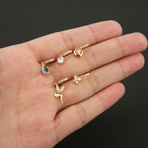 Macro di set di orecchini a farfalla e cuore placcati in oro con zirconi cubici