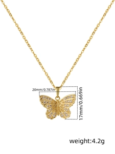 Detailansicht der goldene Schmetterling-Halskette mit funkelnden Zirkonia-Steinen