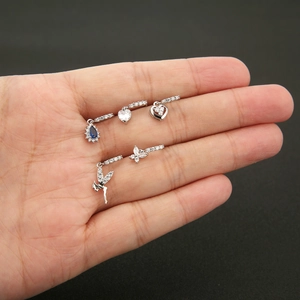 Set di cinque piercing in argento con pietre blu a goccia e farfalle in zircone
